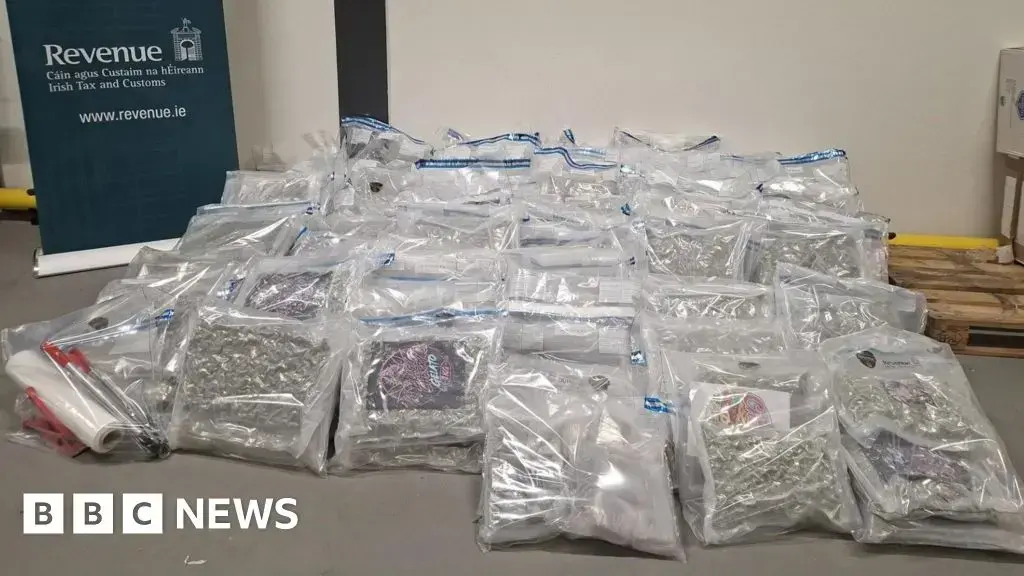 Una foto del alijo de presunto cannabis fue publicada por las autoridades irlandesas.