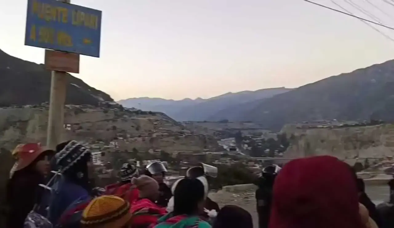 Operativo de desbloqueo en río Abajo, La Paz.