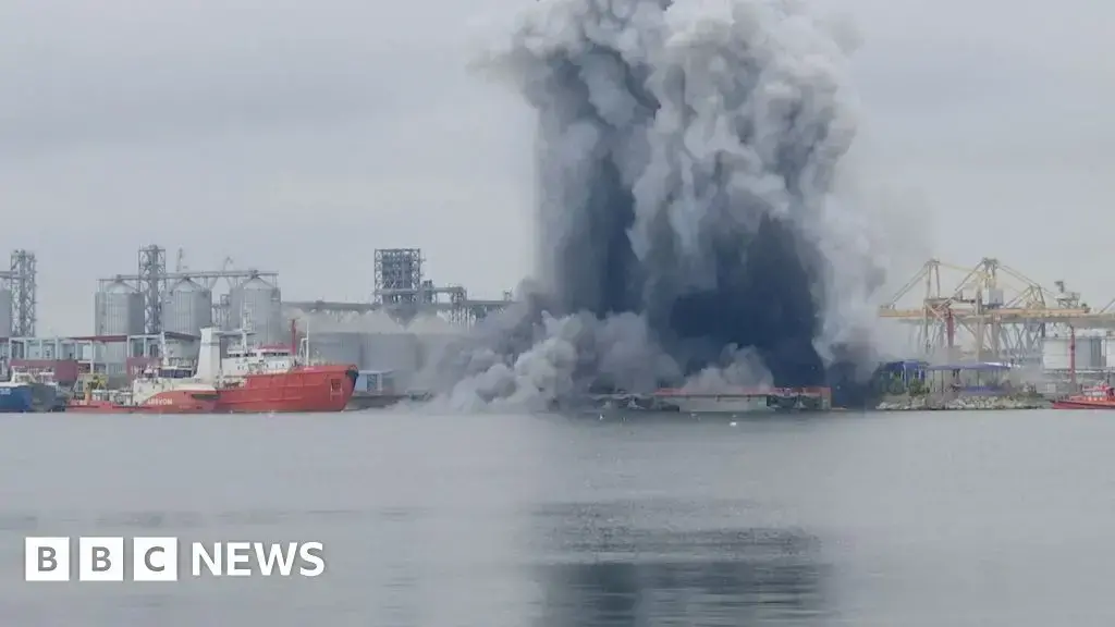 Ucrania ataca cinco buques de carga en el mar de Azov y admite explosión de dron en Rumanía