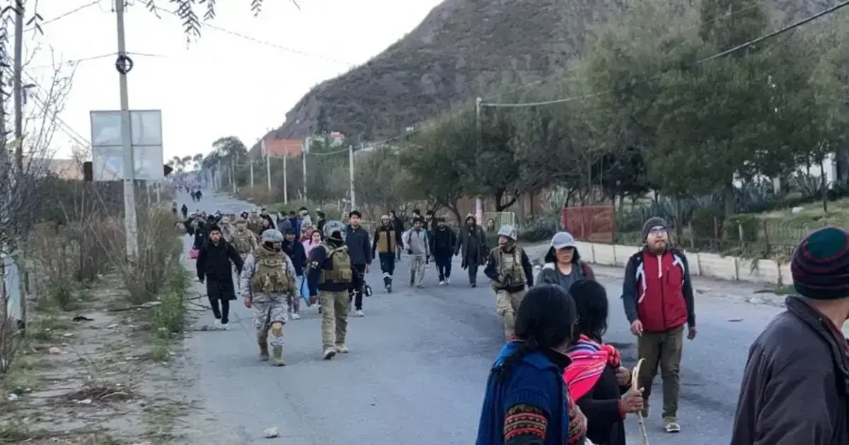 Militares y policías abren paso en una de las vías de acceso a la sede de Gobierno