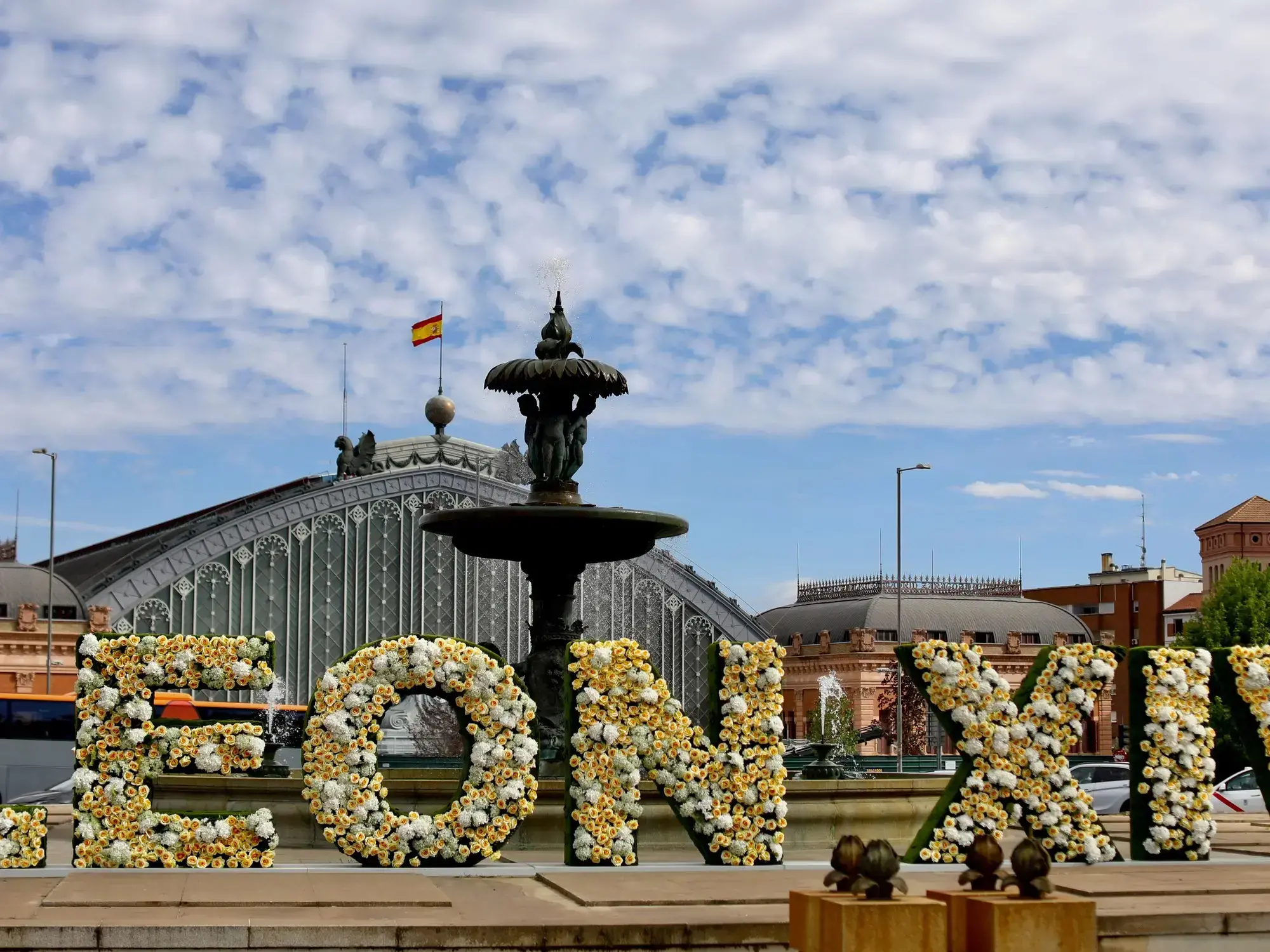 Instalaciones con flores esperan el paso de León XIV cerca de la estación de Atocha.