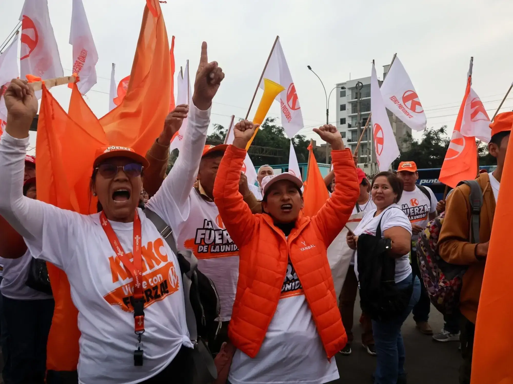Seguidores de Keiko Fujimori durante el cierre de campaña en Lima.