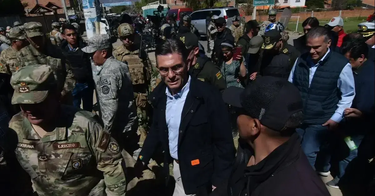 Presidente Rodrigo Paz en Río Abajo tras supervisar el desbloqueo de la ruta.