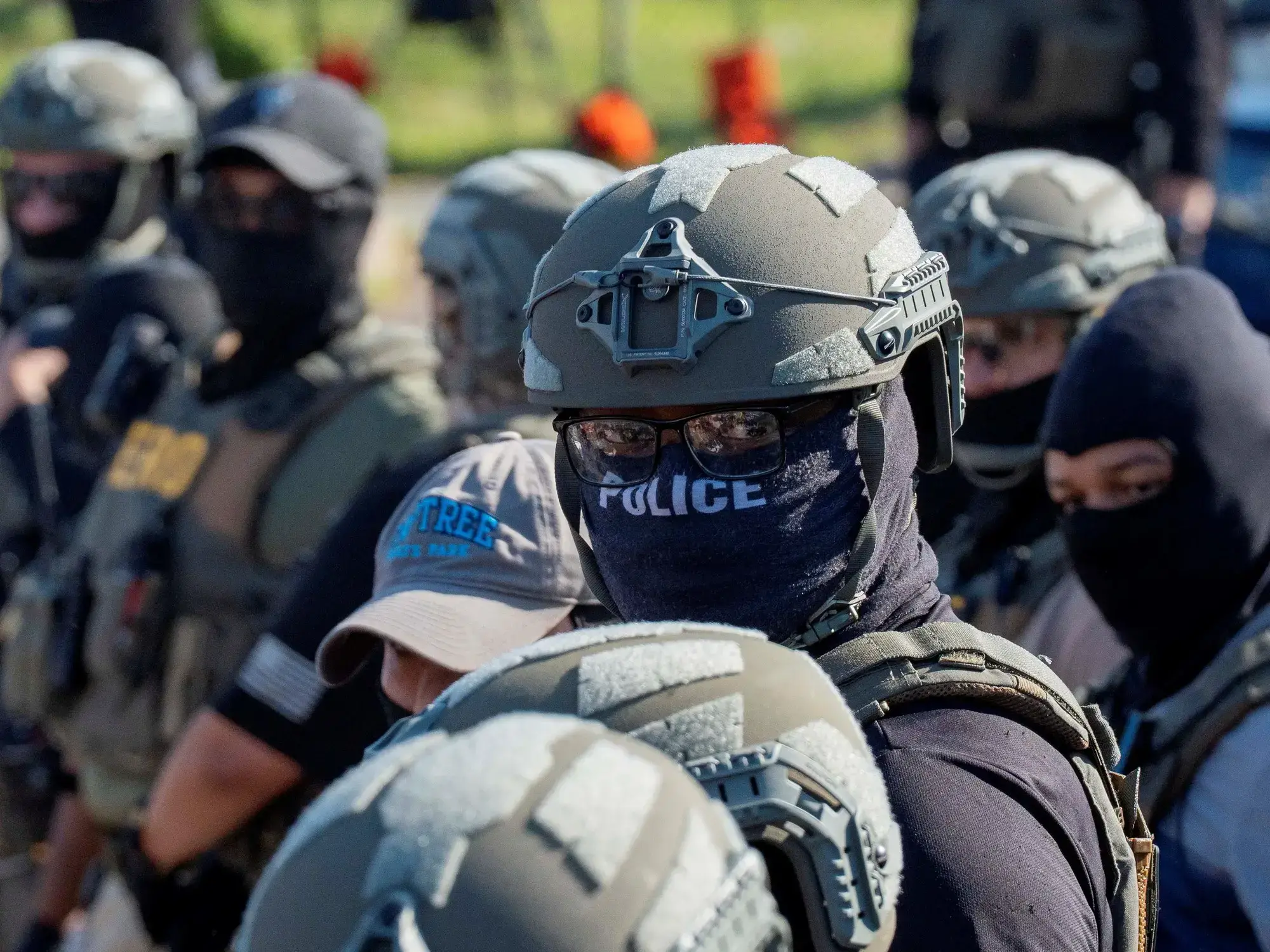Agentes del ICE custodian el centro de detención de inmigrantes Delaney Hall en Nueva Jersey.