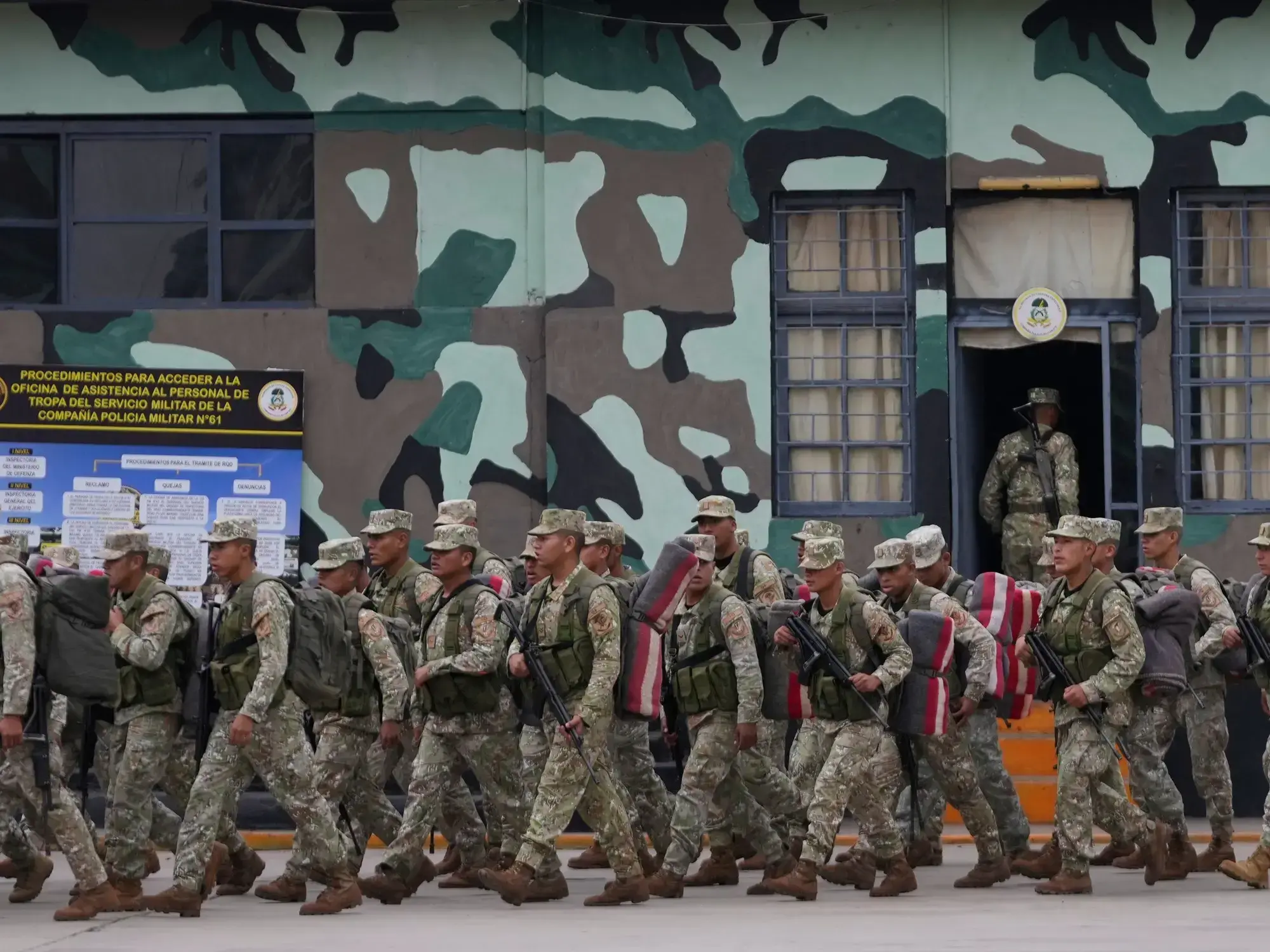 Militares peruanos se preparan para custodiar locales de votación.