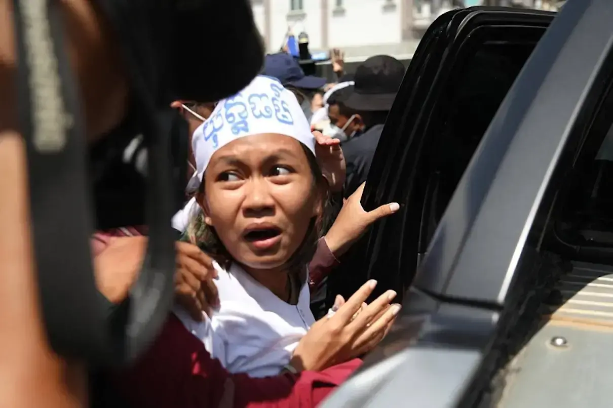 Ly Chandaravuth y otros activistas de Mother Nature Cambodia entran al tribunal el 29 de mayo de 2024 para ser juzgados por c