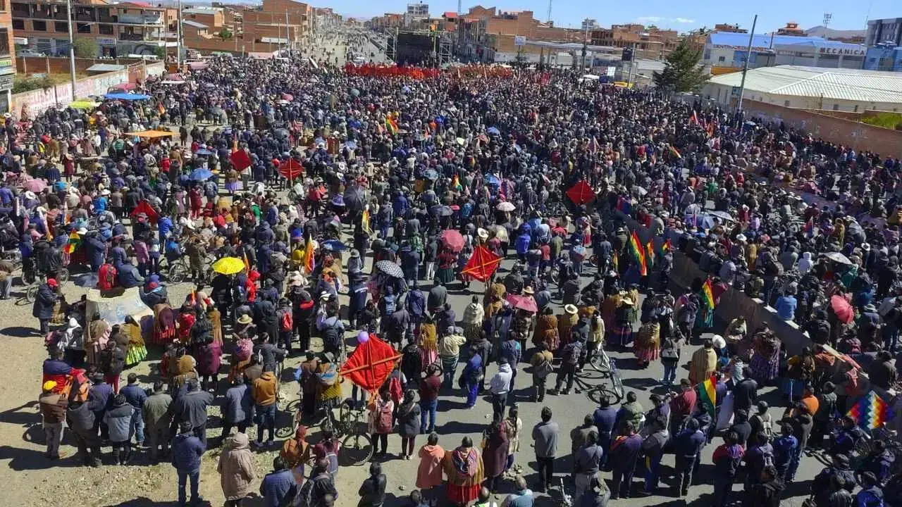 Cabildo en El Alto da 48 horas al presidente Paz para que renuncie