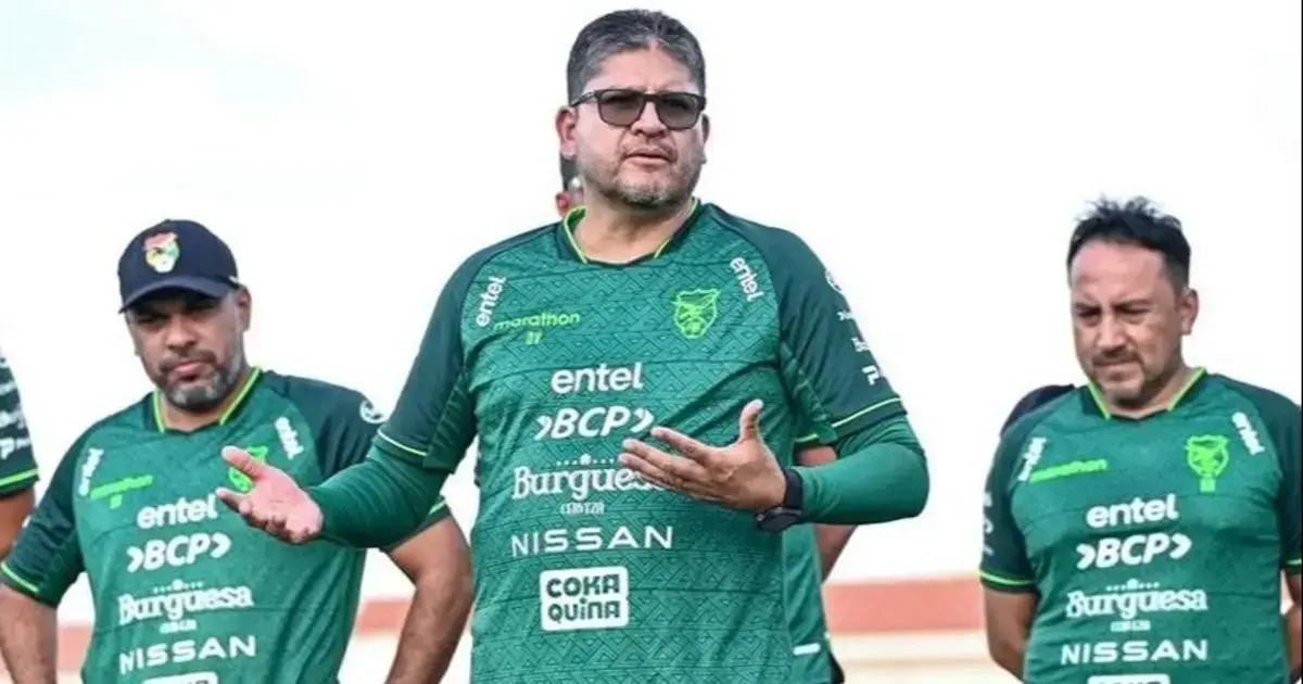 Villegas (centro) en una práctica de la Selección nacional.