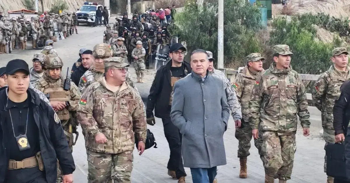 Ministro de Defensa lidera desbloqueo en La Paz y defiende la prudencia del Gobierno