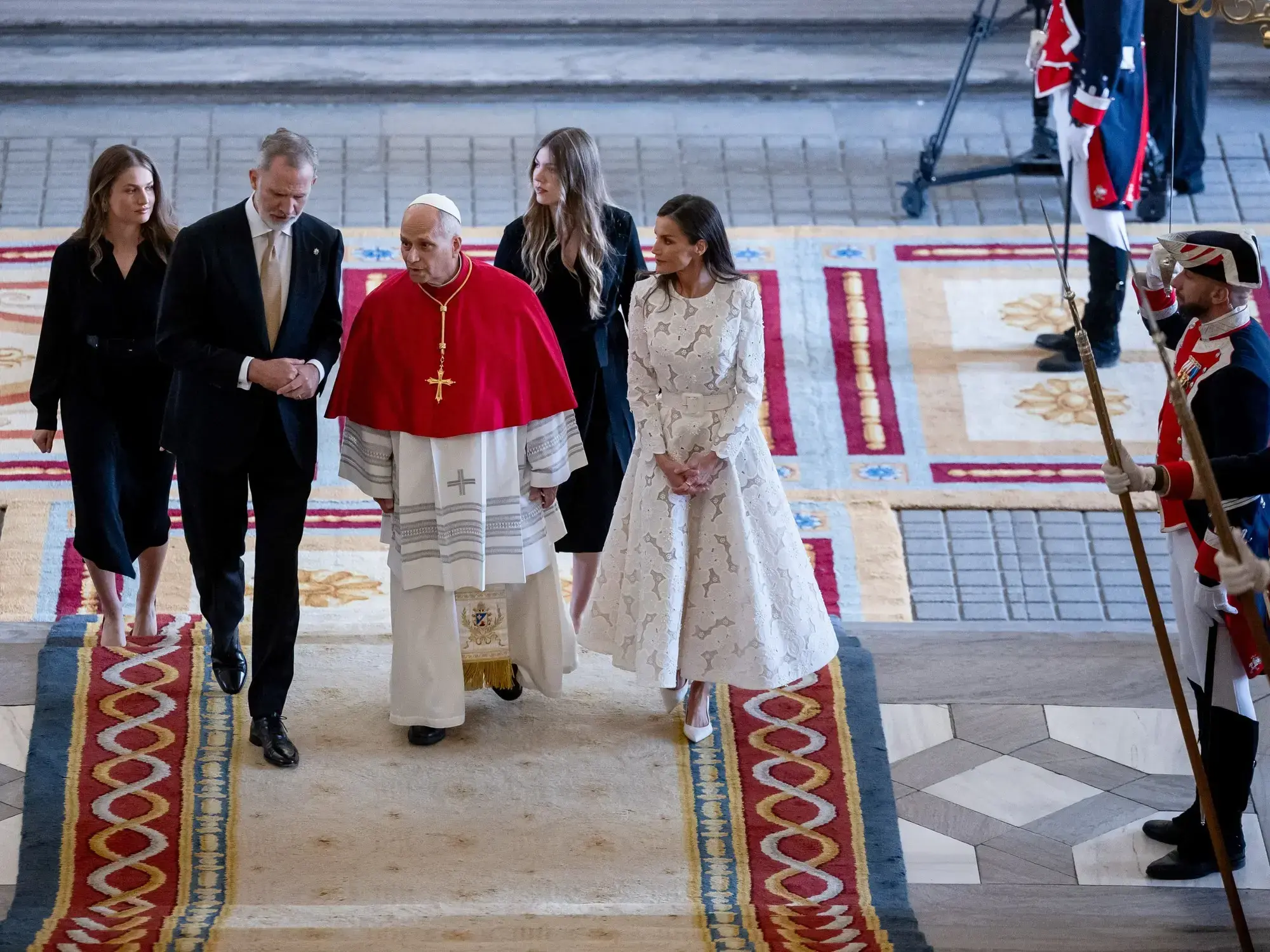 El papa León XIV, acompañado de los reyes Felipe y Letizia, asciende por la Escalera de Embajadores del Palacio Real.