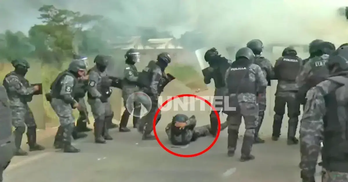 Momento en el que el policía cae al piso durante los enfrentamientos