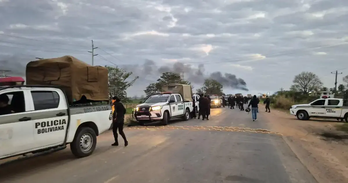 Operativo policial y militar en San Julián para desbloquear la ruta Santa Cruz - Beni.