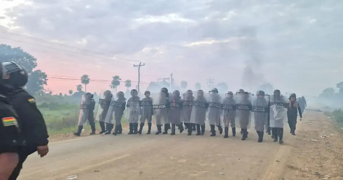 El contingente policial y militar avanza sobre la carretera