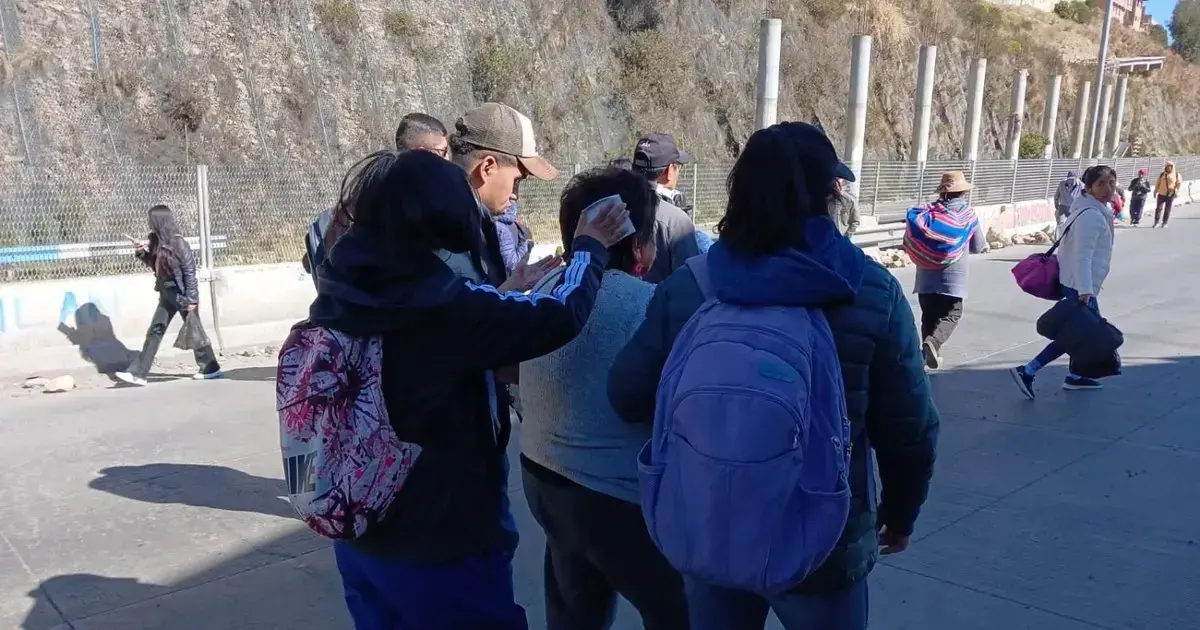La mujer de la tercera edad fue auxiliada por peatones