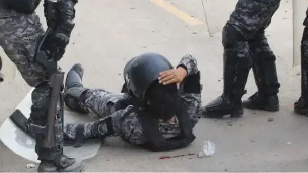 Policía herido por impacto de bala.