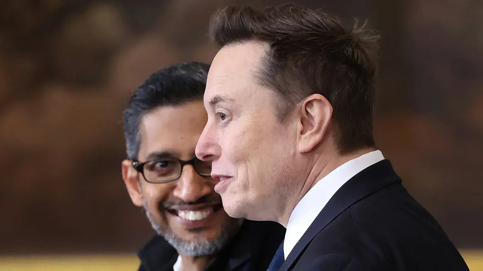 El CEO de Google, Sundar Pichai (izda), y el de Tesla y SpaceX, Elon Musk, llegan antes de la 60ª investidura presidencial en