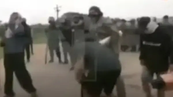 Captura de video muestra a civiles delante de efectivos policiales durante el operativo en San Julián.