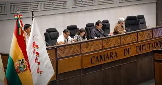 La sesión comenzó poco después de las 16:00 bajo modalidad mixta.
