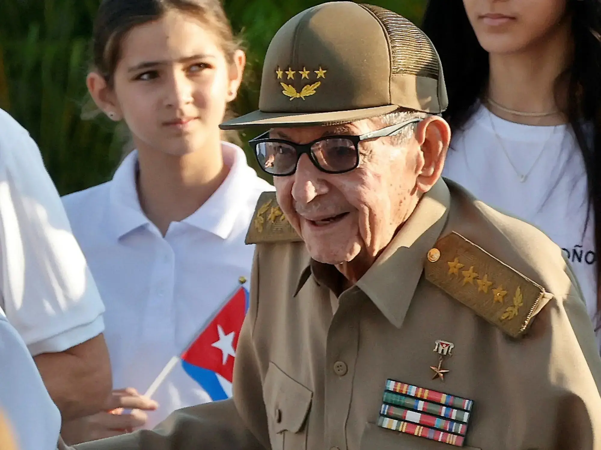Raúl Castro en acto militar, junto a Miguel Díaz-Canel y altos mandos.