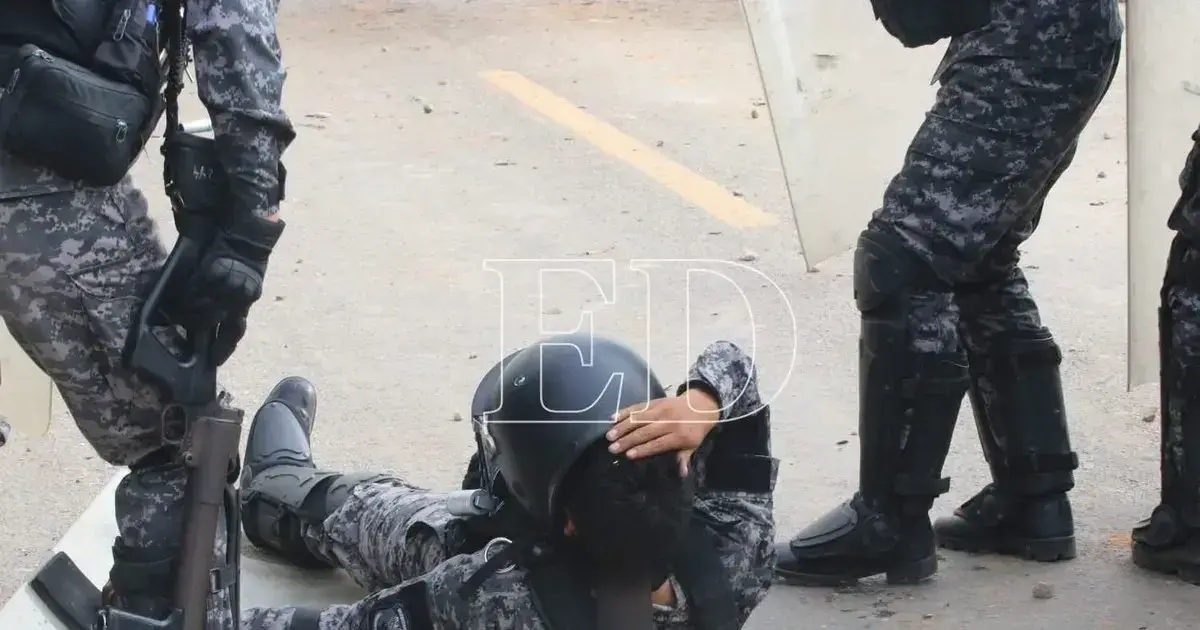 EL DEBER captó el momento donde uno de los policías cayó herido por un impacto de bala