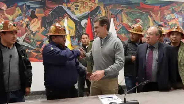 El presidente Rodrigo Paz y el representante de las cooperativas mineras.