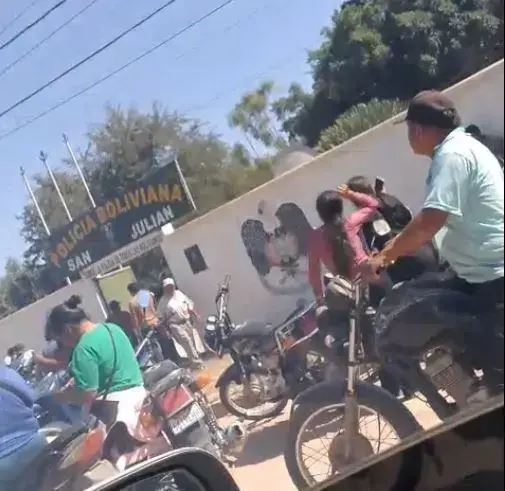 Ingreso de pobladores a la estación policial de San Julián