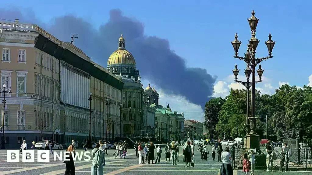 Una enorme columna de humo negro dominó el horizonte de San Petersburgo tras un ataque con drones ucranianos.