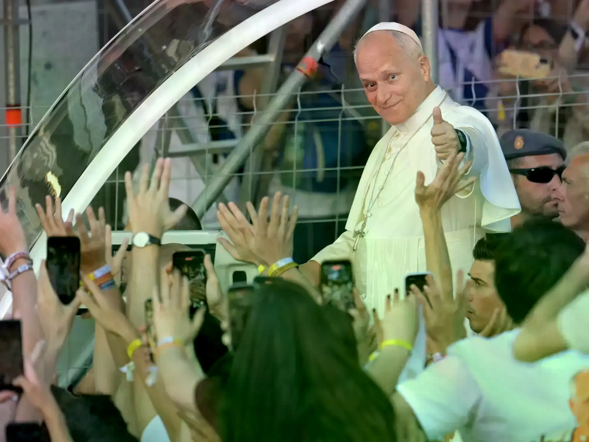 El papa León XIV llega a la Plaza de Lima, frente al estadio Bernabéu, en Madrid, para una vigilia con medio millón de jóvene