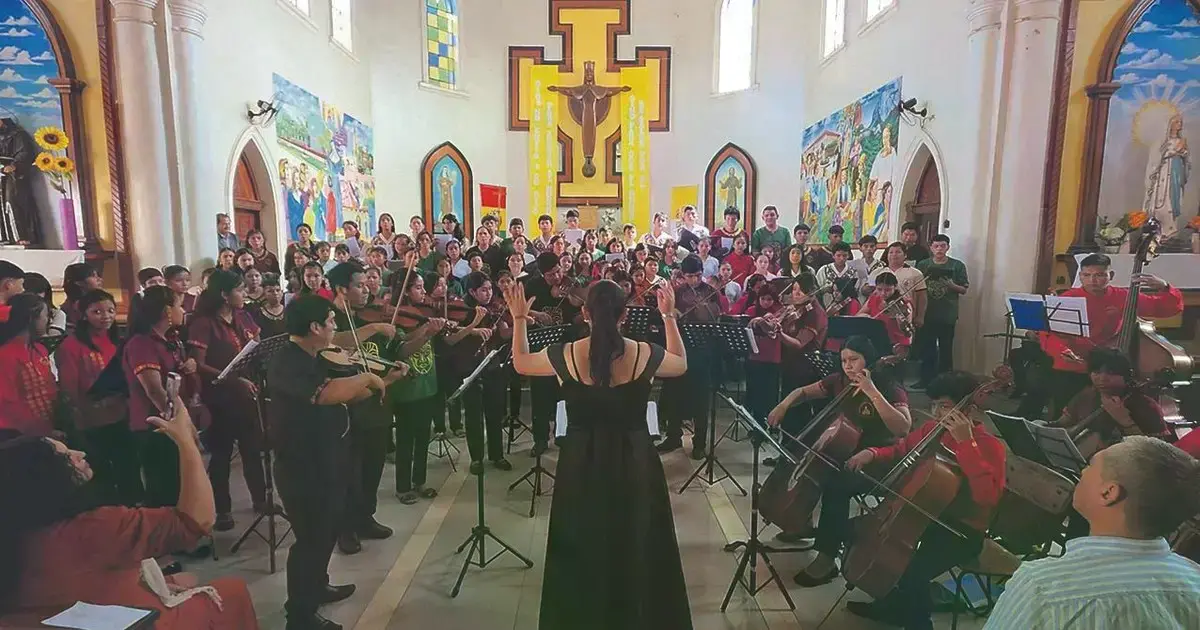 Carolina Zabala dirige el Ensamble que se presentó en Roboré