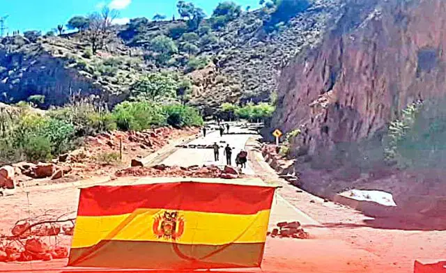 Hay varios bloqueos en la carretera Sucre-Santa Cruz ejecutados por campesinos.
