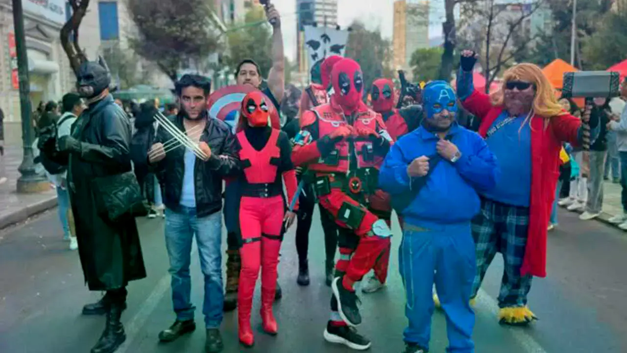 La Marcha del Orgullo Friki llena de color y talento el centro de La Paz
