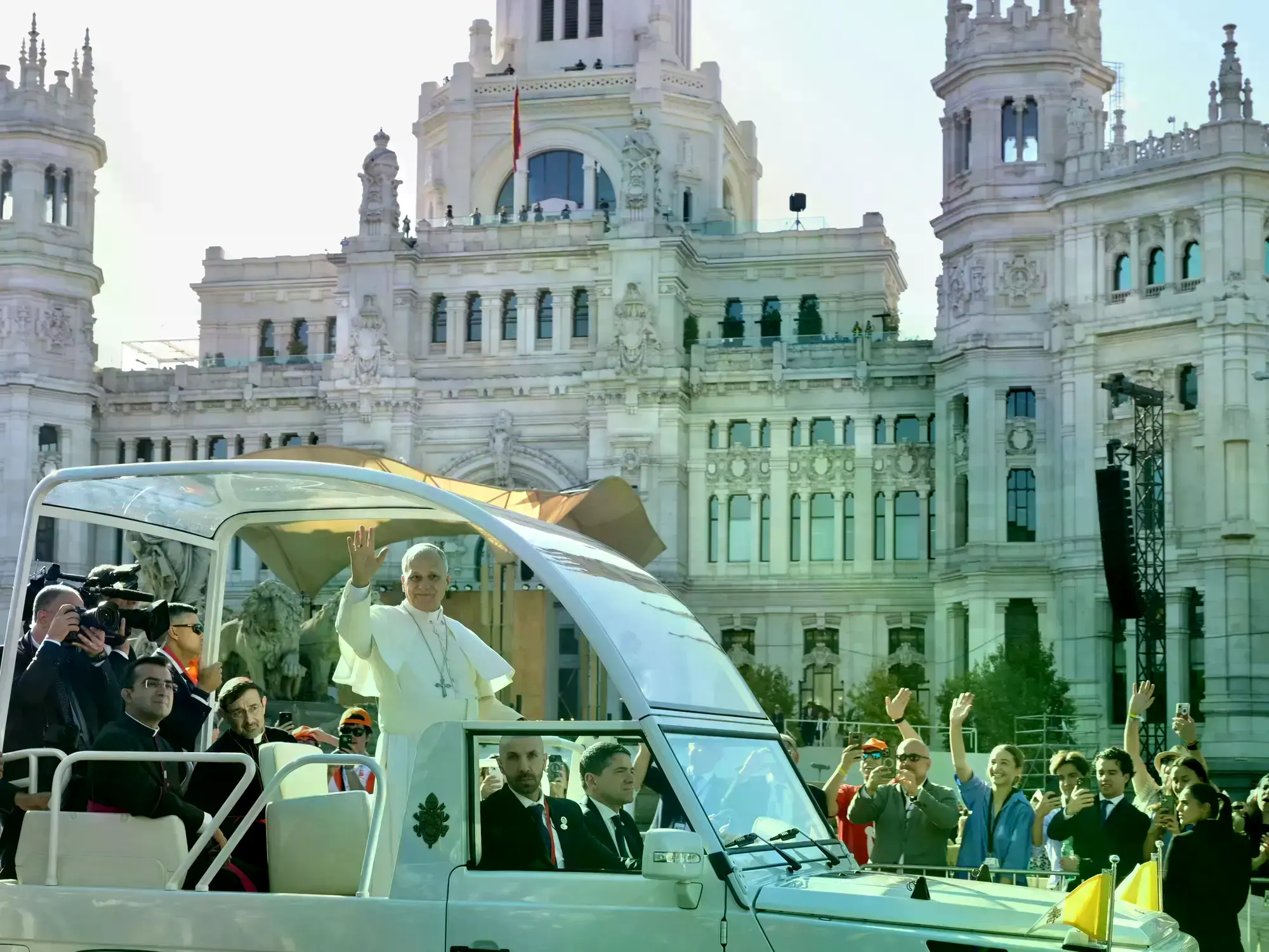 León XIV al llegar a la Plaza de Cibeles donde celebró misa para más de un millón de fieles.