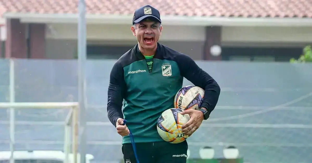 Gustavo Florentin entrenador paraguayo que recién llegó a Oriente Petrolero.