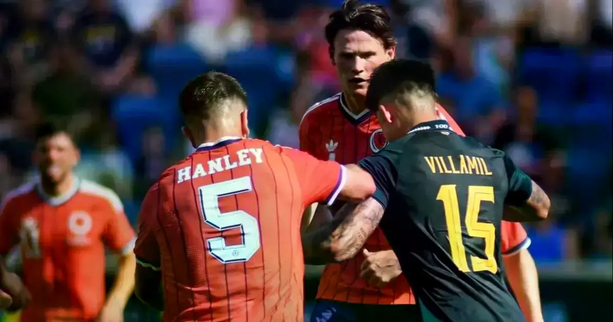 Villamil (15), de Bolivia, pugna con dos rivales escoceses.