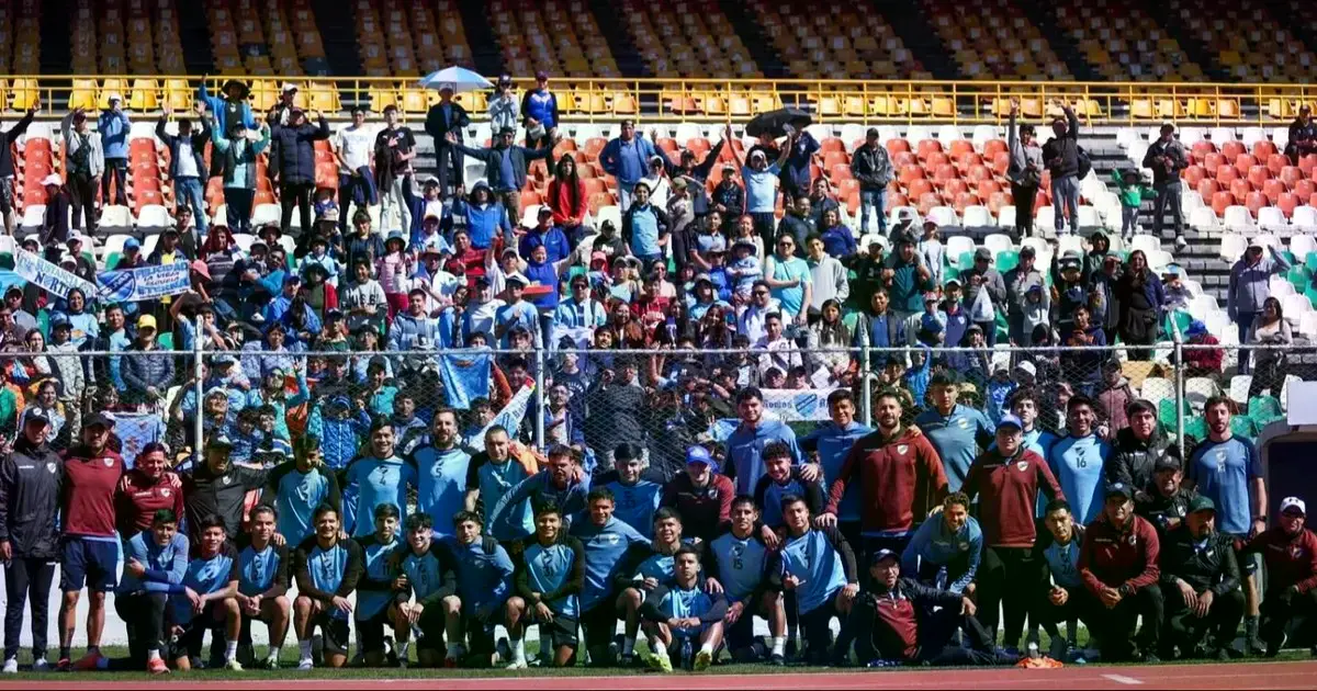 El plantel de Bolívar posa delante de sus hinchas que acudieron al Hernando Siles.