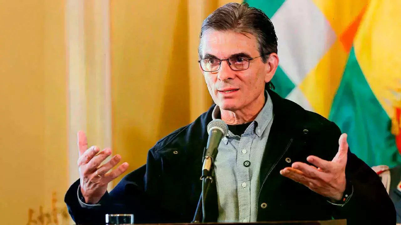 Paz destaca avances del diálogo tras ingreso de combustible a La Paz