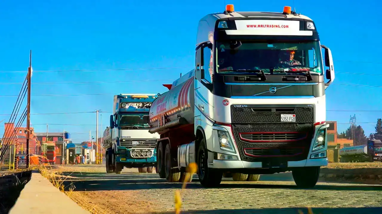 Cisternas con combustible salen desde la planta de la estatal petrolera.
