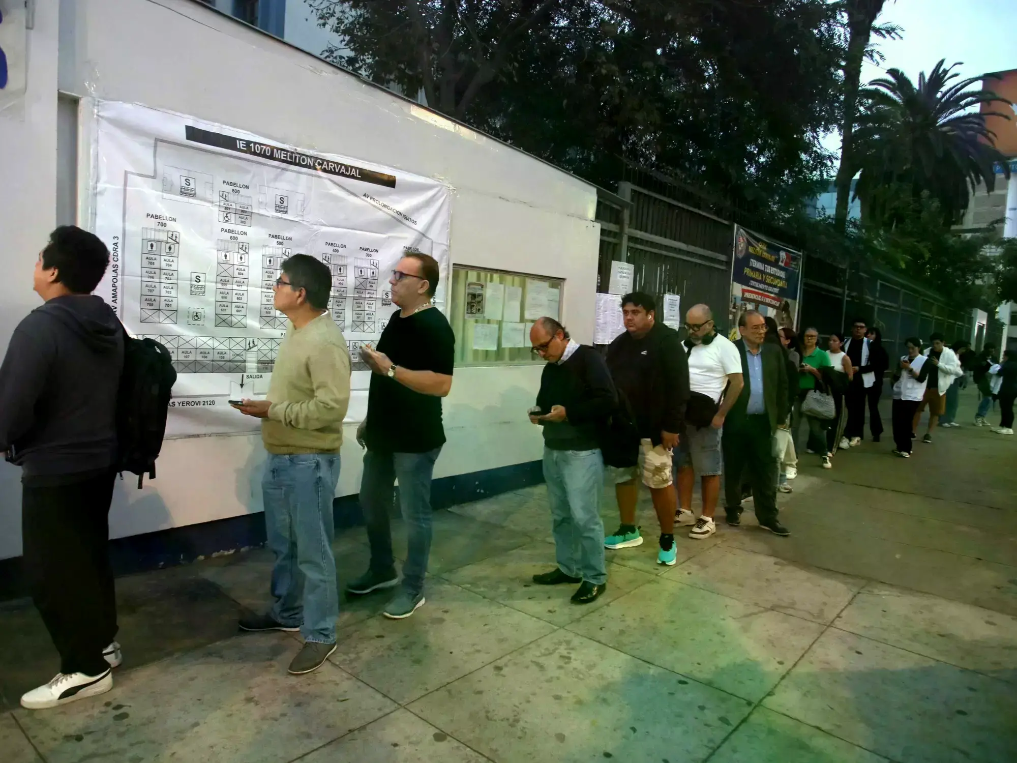 Electores esperan su turno para votar en un centro de votación en Lima