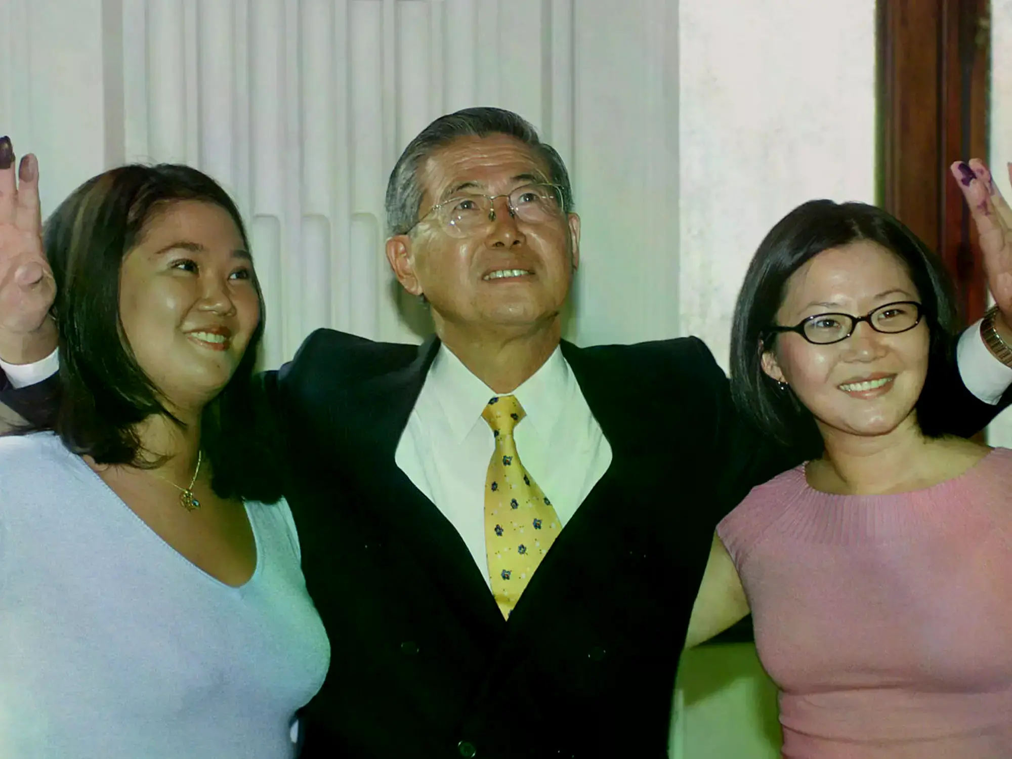 Alberto Fujimori con Keiko a su izquierda y su otra hija Sachi, en agosto de 2002