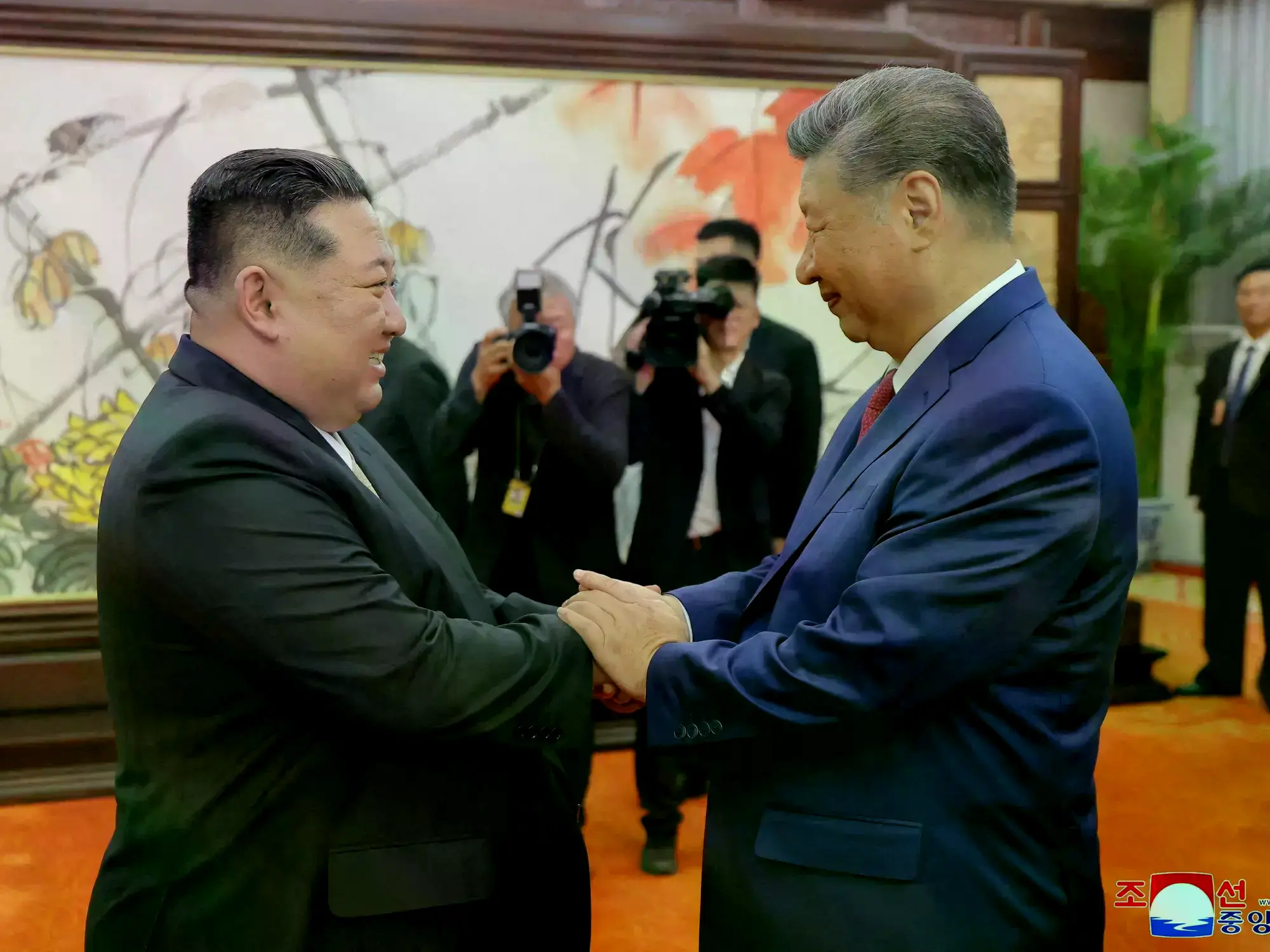 Kim Jong Un y Xi Jinping en la ceremonia de bienvenida en Pyongyang.
