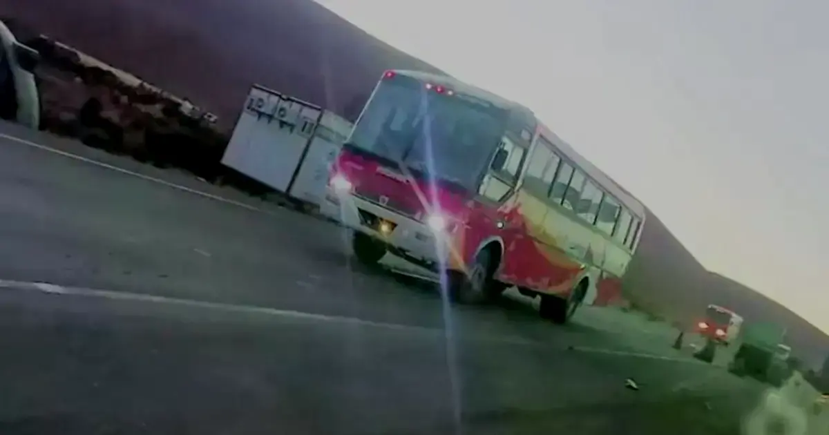 Uno de los buses que se observa pasar en el primer video