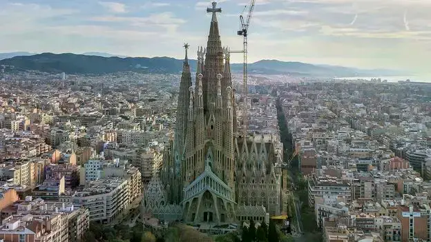 Vista de la Sagrada Familia, con la Torre de Jesucristo completada.