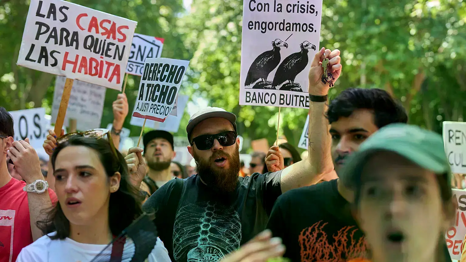 Varias personas se manifiestan por el derecho a una vivienda asequible y digna en el centro de Madrid, el pasado 24 de mayo d