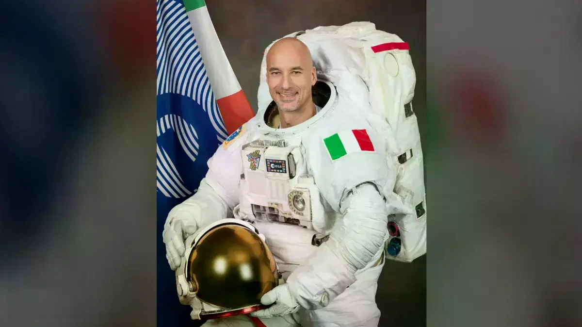 El astronauta de la ESA Luca Parmitano posa para su retrato oficial en un traje espacial estadounidense en el Centro Espacial