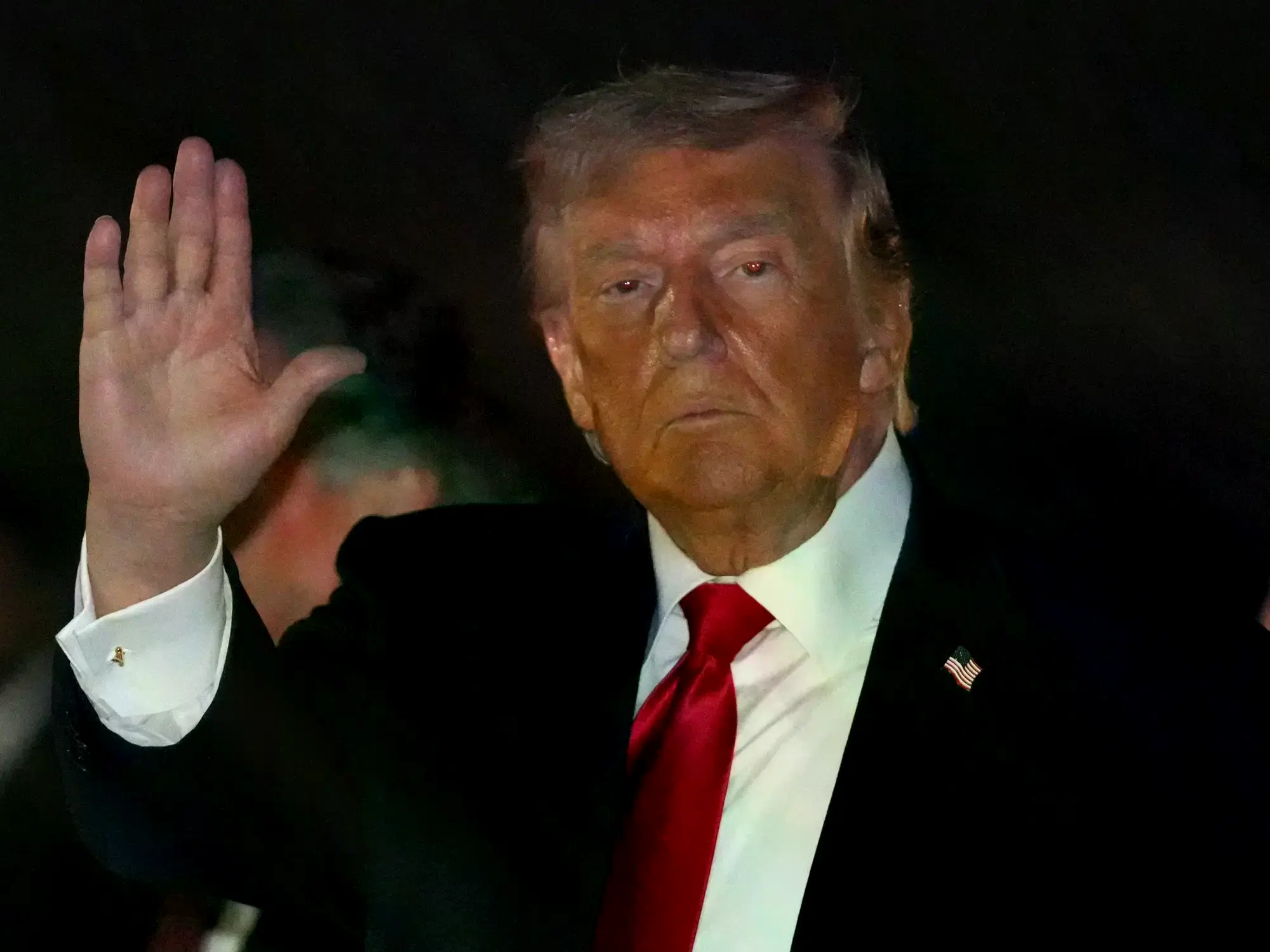 El presidente Donald Trump hace un gesto al bajar del Air Force One, en la Base Conjunta Andrews, Maryland.
