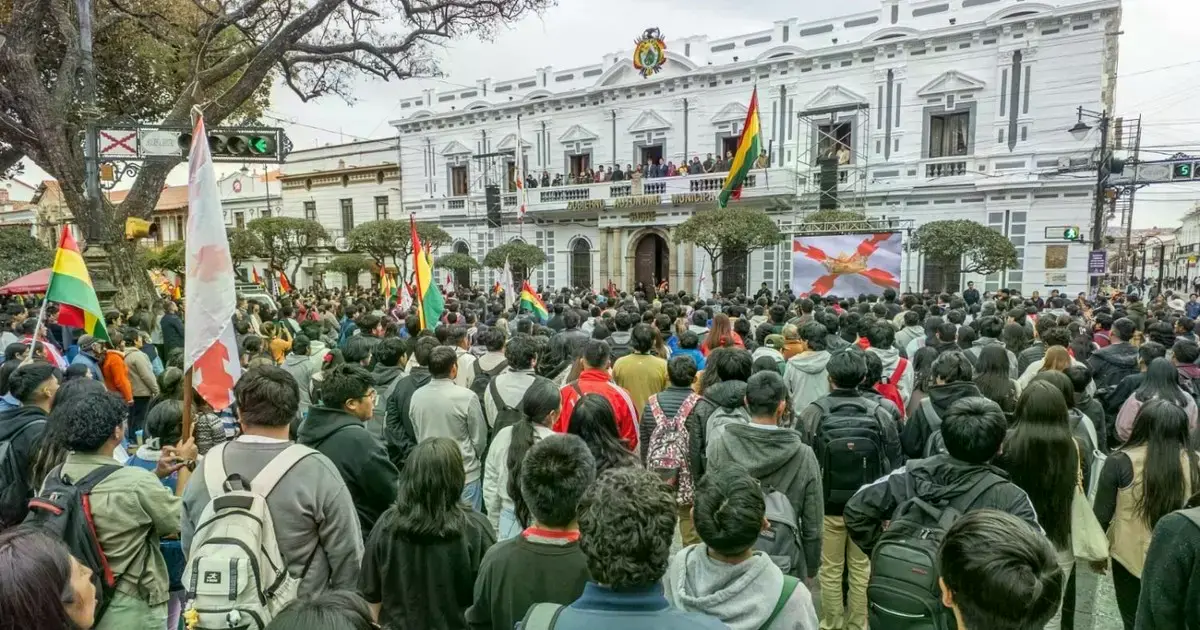 Cabildo en la plaza 25 de Mayo de la ciudad de Sucre