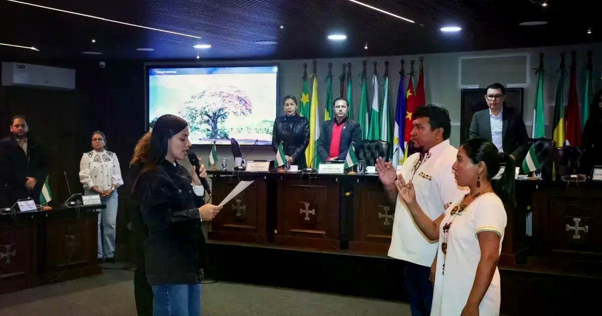 Franz Reinaldo Morales Uraca y Paola Quisber Tamacoine prestando juramento