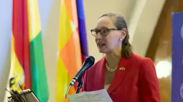 Debra Hevia deja el cargo de jefa de misión de la Embajada de EEUU en Bolivia.