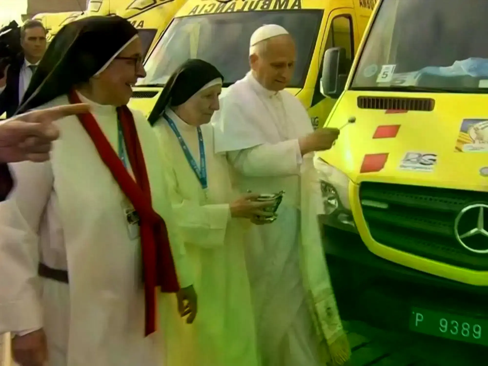 El Papa León XIV bendice las ambulancias que serán llevadas desde Barcelona a Ucrania.