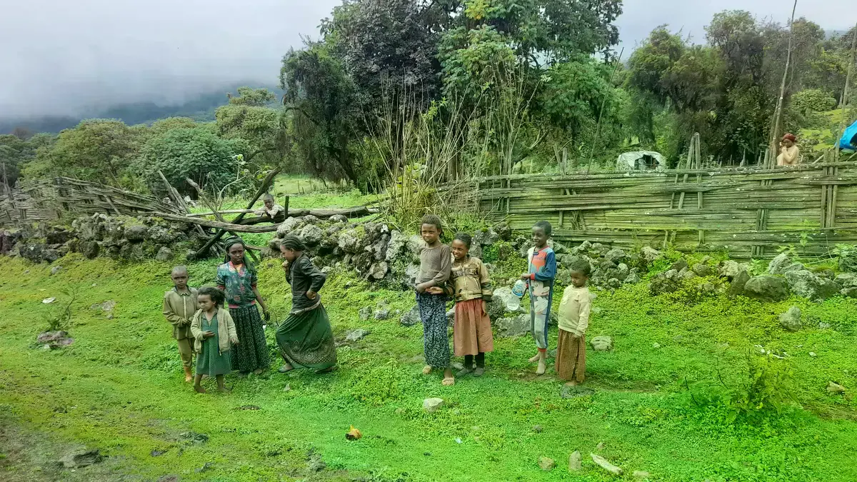 Un guardabosques conversa con miembros de la comunidad cerca del Santuario de Elefantes de Babile, donde hay una intensa comp